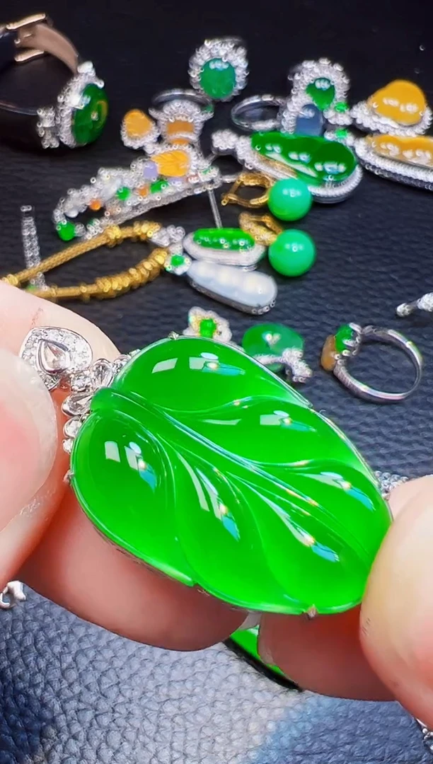 颈饰18K金镶嵌翡翠芷***?翡翠