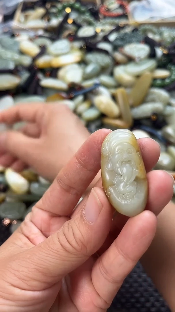 和田玉未镶嵌颈饰（多样性发一件）没有证书有瑕