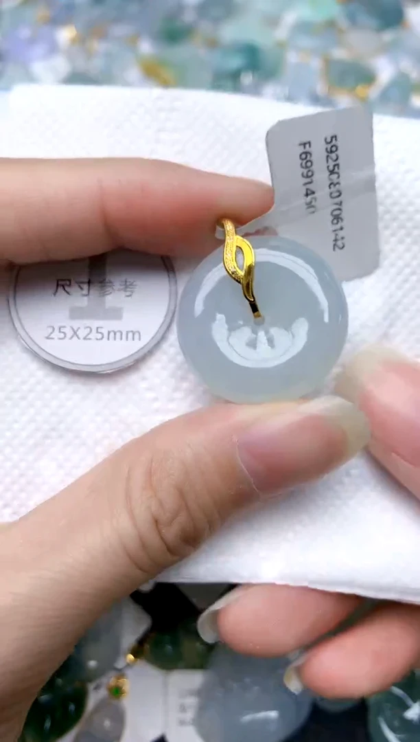 颈饰18K金镶嵌翡翠天然A货翡翠