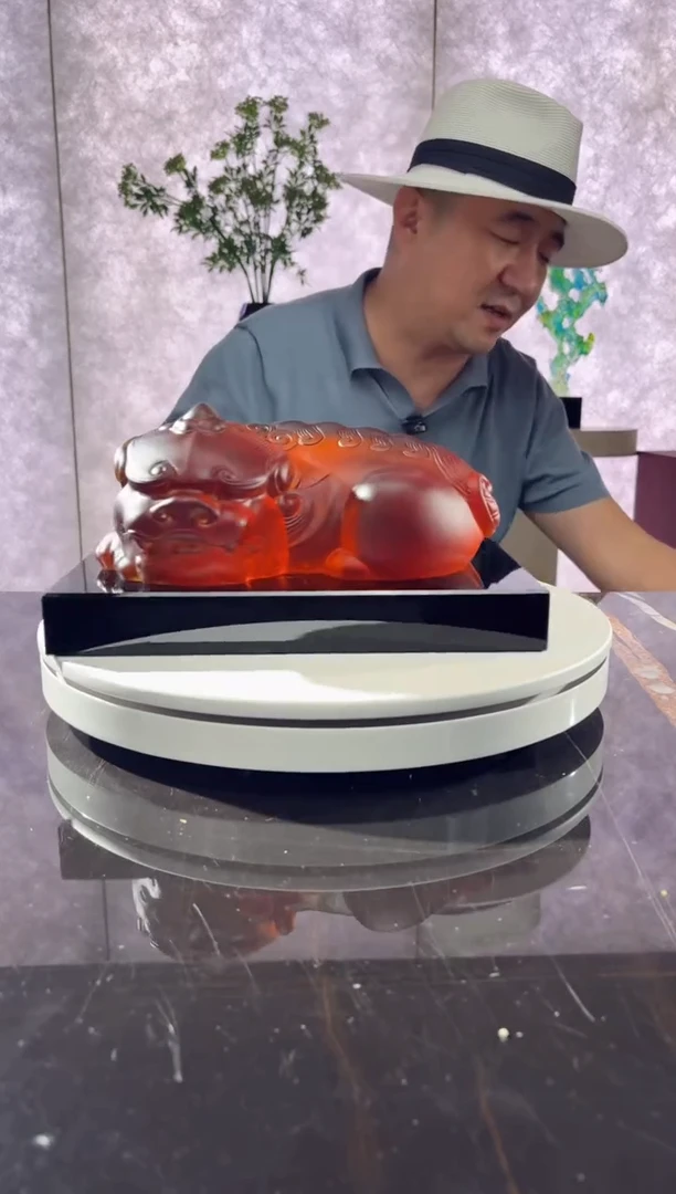 璨石美学蜜蜡卧福貔貅+300*200黑水晶底座