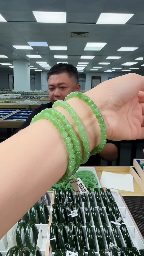 颈饰未镶嵌和田玉碧玉苹果绿手串 多样性发一