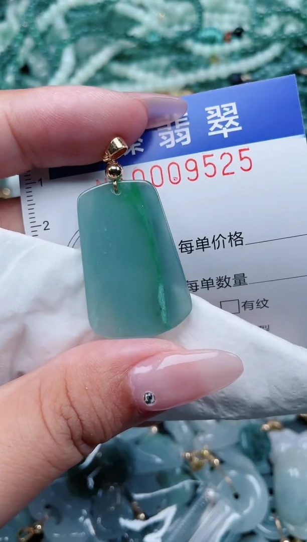 翡翠未镶嵌颈饰.0009525