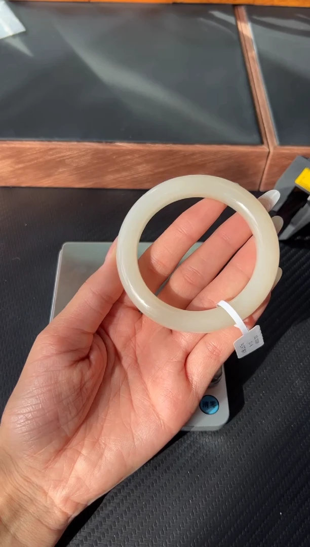 未镶嵌手镯和田玉小***甜黑山微色差57+Km