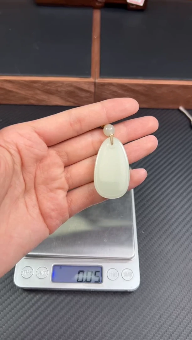 和田玉未镶嵌吊坠(赠链)且末微色差迪克兰一细