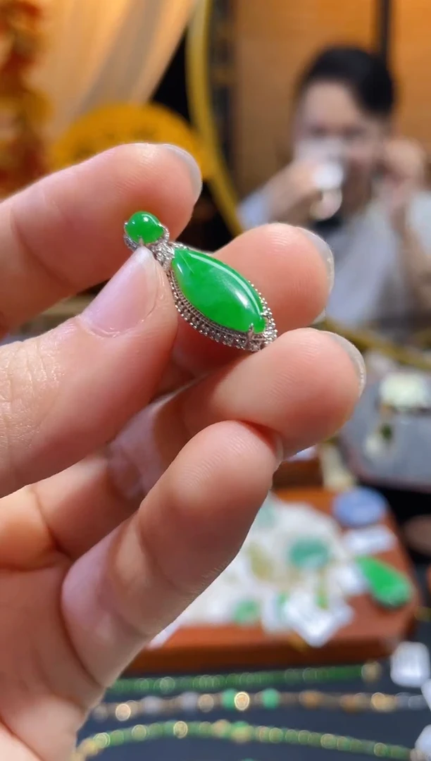 颈饰18K金镶嵌翡翠18K金镶嵌