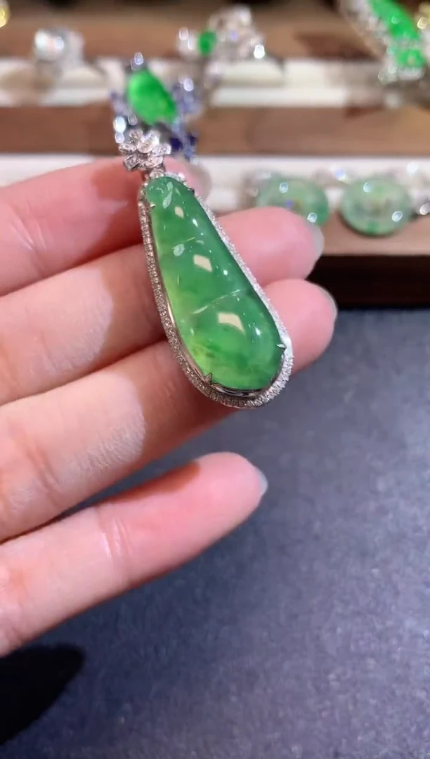 吊坠(不含链)18K金镶嵌翡翠A43