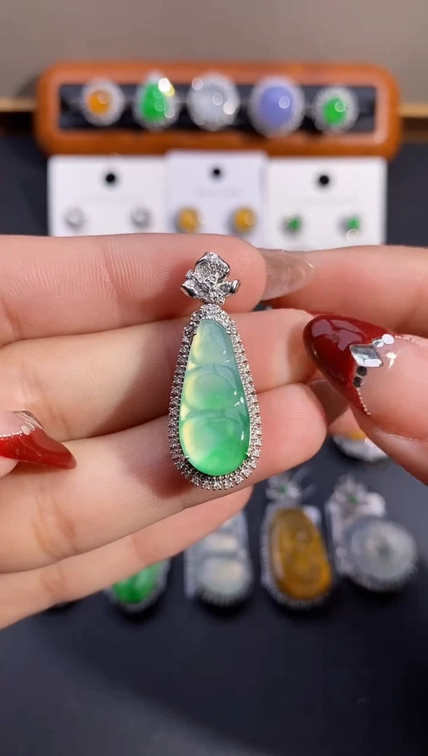 【闪购商品】翡翠颈饰18K金镶嵌吊坠