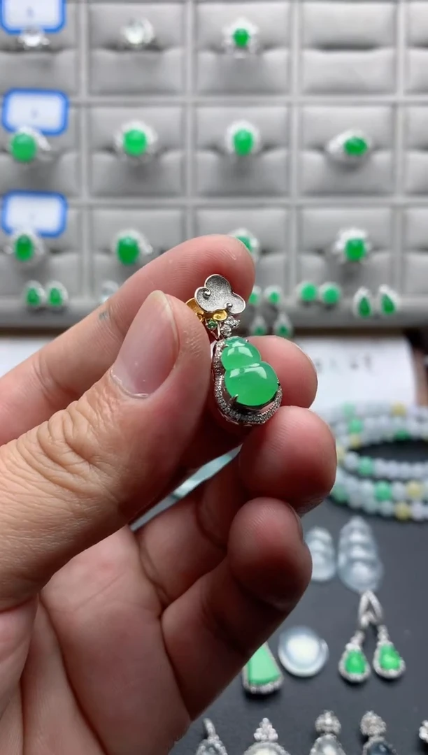 颈饰18K金镶嵌翡翠18K翡翠