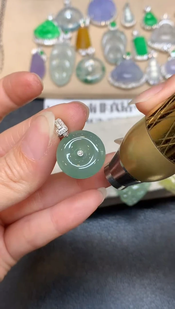 颈饰18K金镶嵌翡翠平安扣【无服务费