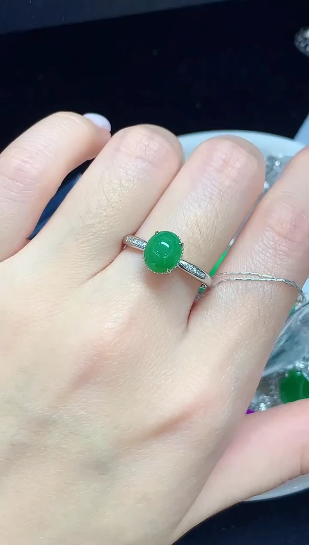 18K金镶嵌戒指翡翠多样性发其一