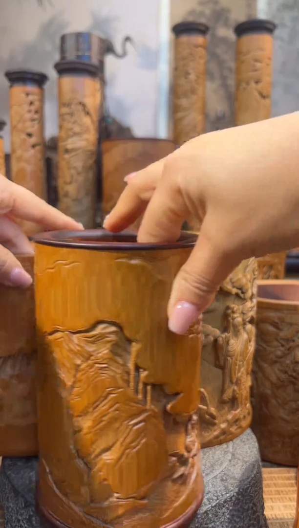 修**士手工竹雕笔筒