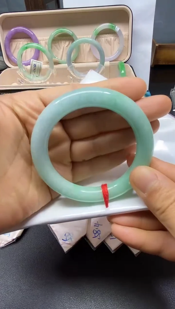 以实物为准，拍那个发那个。