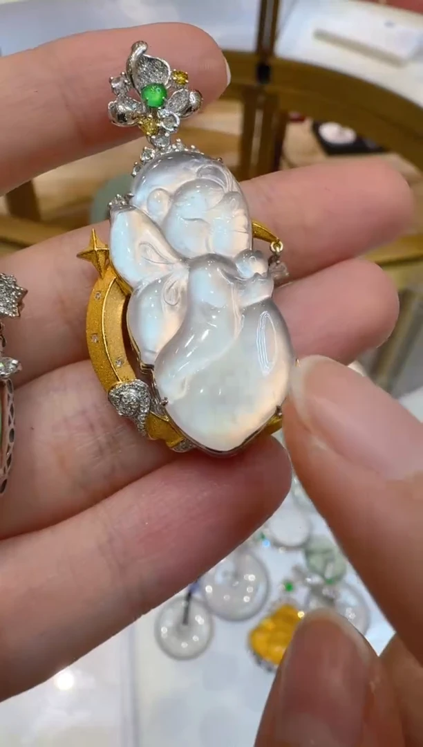 吊坠(不含链)18K金镶嵌翡翠是****?