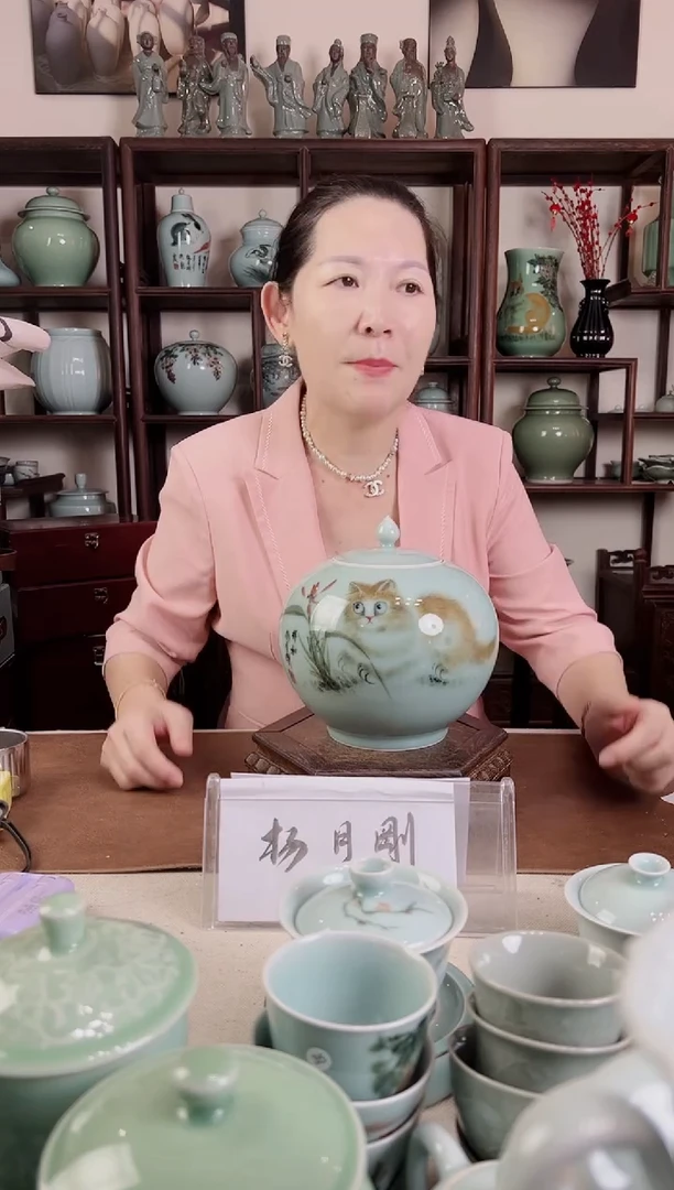 釉中彩 猫画 如意盖罐B