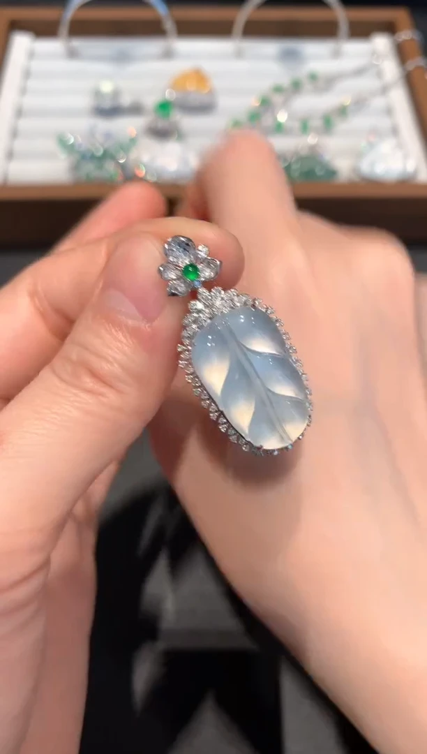 【闪购商品】翡翠吊坠(不含链)18K金镶嵌9800