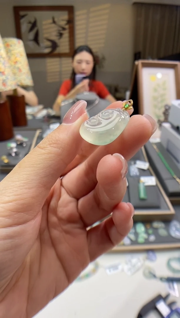 翡翠18K金镶嵌颈饰如意