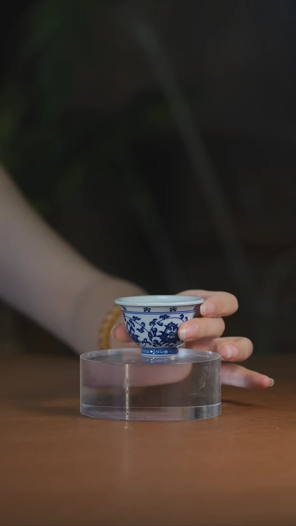 青花缠枝莲小压手杯