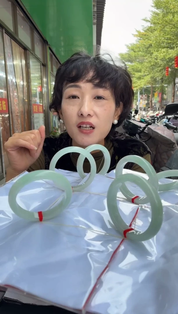 未镶嵌翡翠手镯定制翡翠多人成团/参考价8000