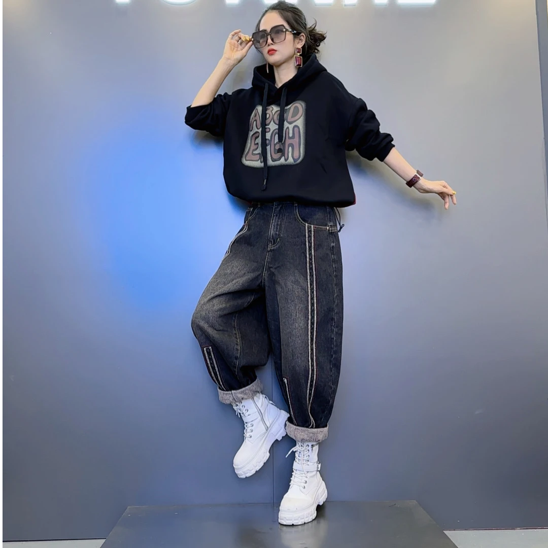 Q37加绒连帽字母拼色【黑红桔】上衣-植绒竖条撞色装饰牛仔裤