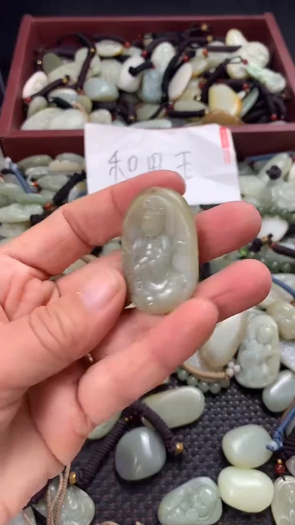 颈饰未镶嵌和田玉（多样性发一件）没有证书有瑕