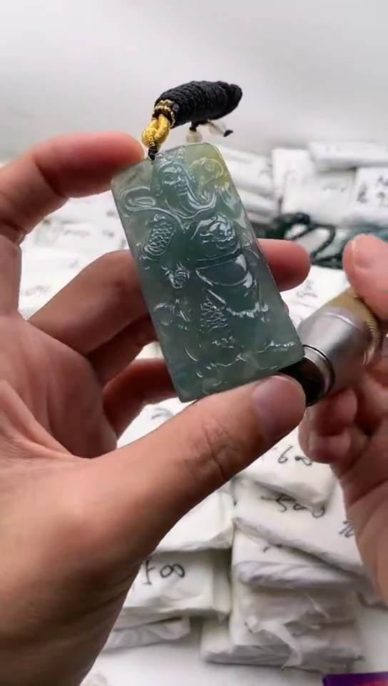 翡翠未镶嵌颈饰关公