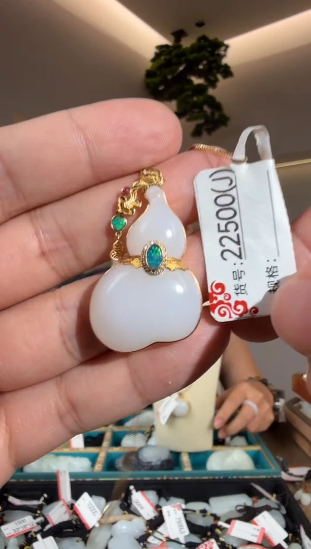 颈饰18K金镶嵌和田玉J