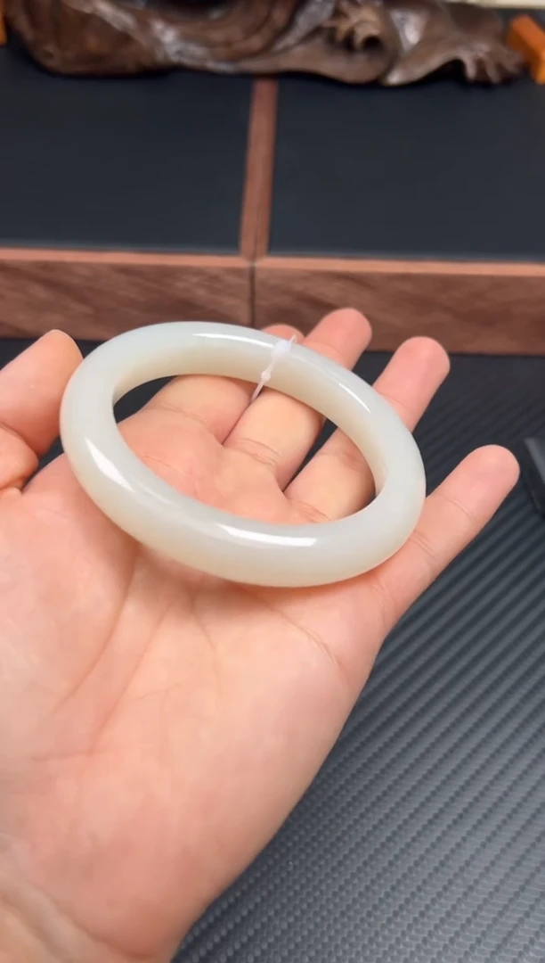 和田玉手镯未镶嵌黑山微色差57+J