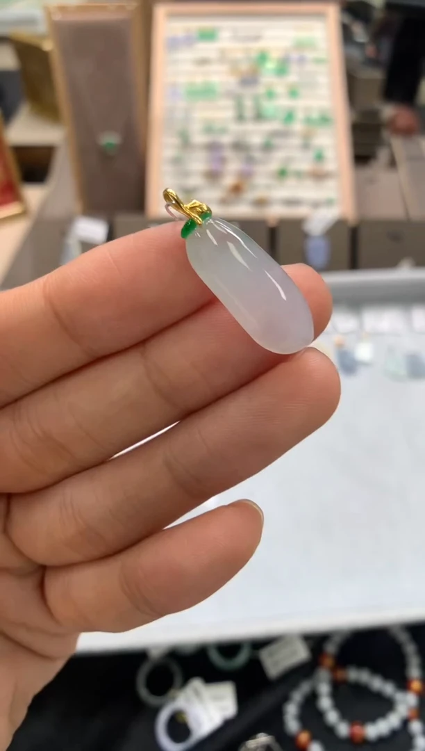 颈饰18K金镶嵌翡翠福瓜