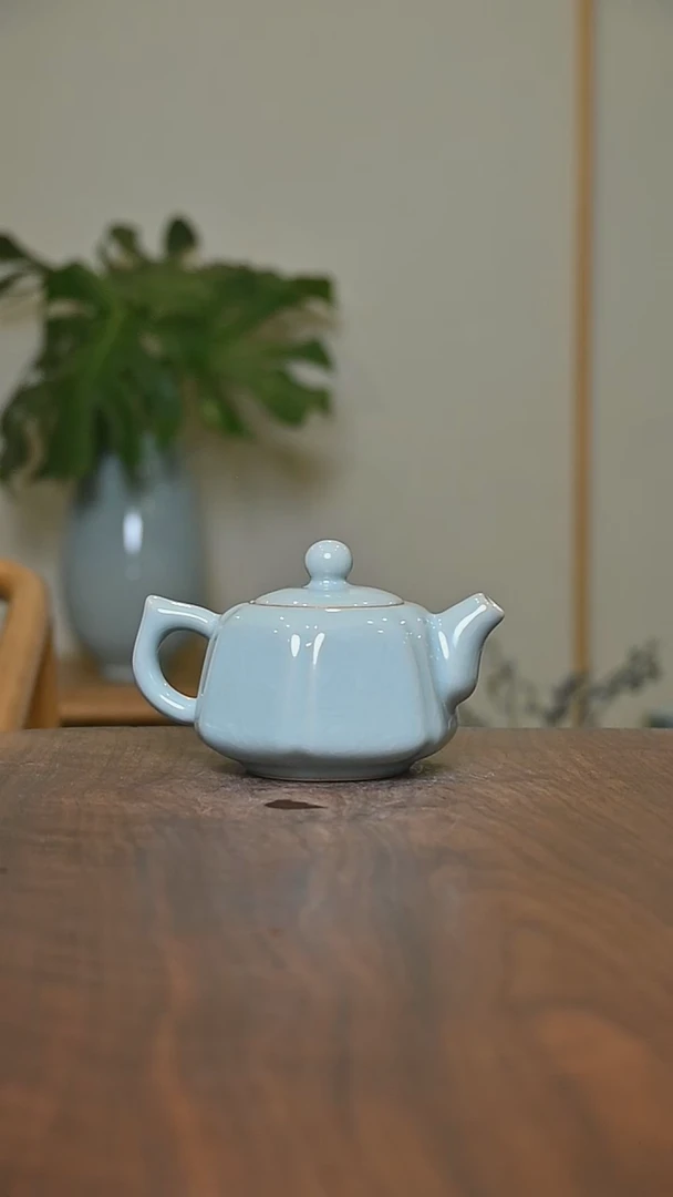 六合泰平壶 天青 微瑕 朱家汝窑款
