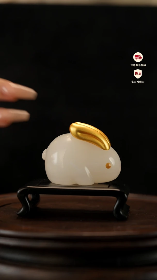 云南石荔枝白雕刻：玉兔摆件