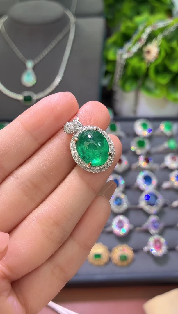 18K金镶嵌吊坠祖母绿-6.58克拉