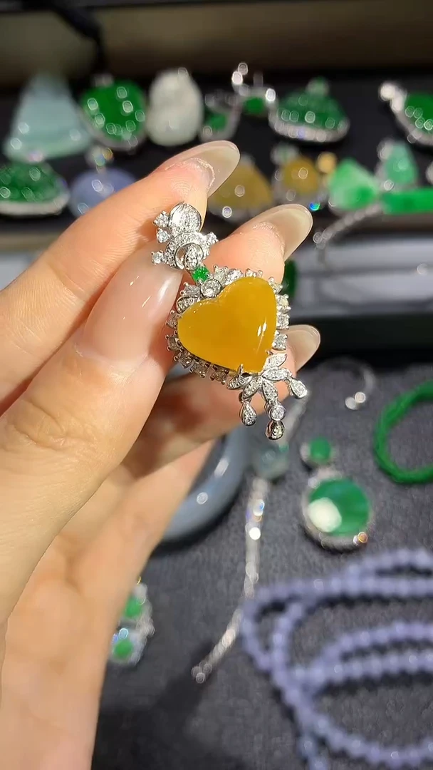 【闪购商品】翡翠吊坠(不含链)18K金镶嵌50团购