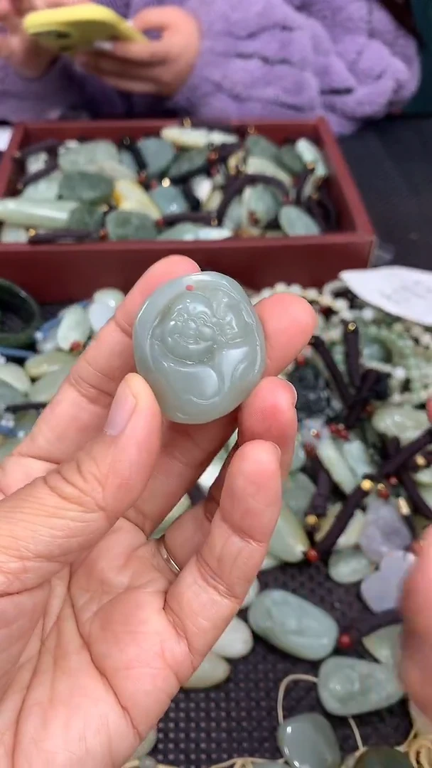 颈饰未镶嵌和田玉（多样性发一件）没有证书有瑕