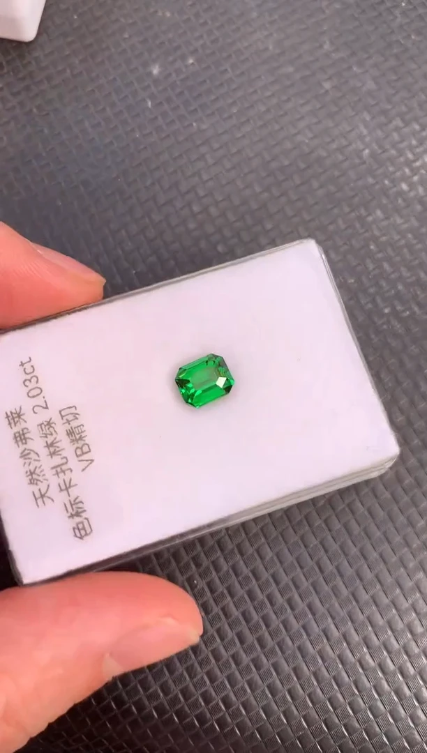 未镶嵌裸石石榴石（沙弗莱）天然沙弗莱