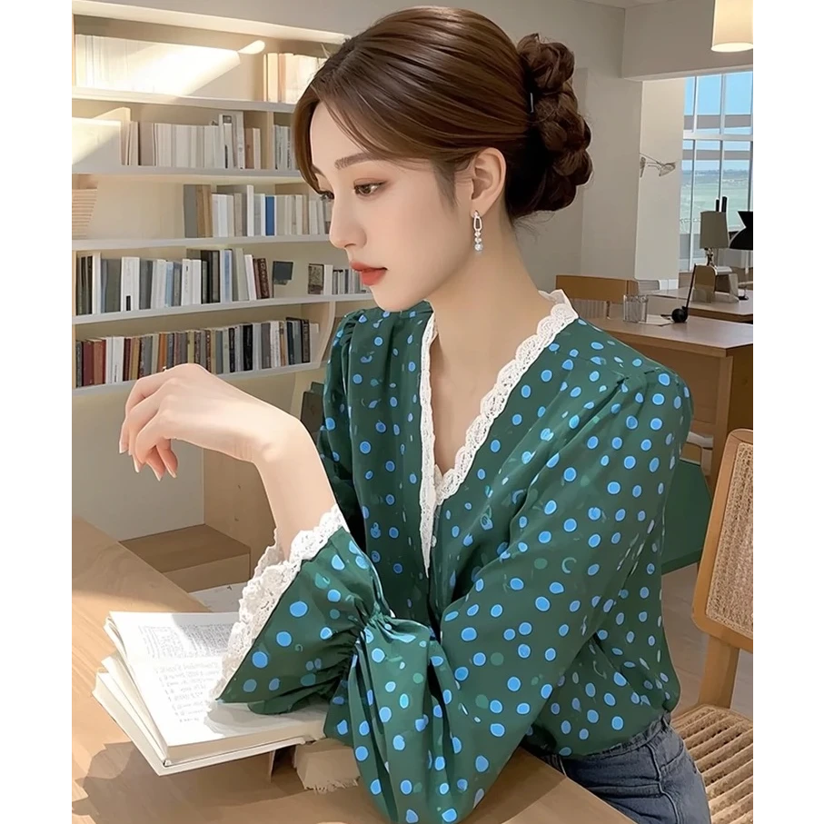 高级感v领蕾丝衬衫女士装长袖上衣2025早春新款法式别致气质短款