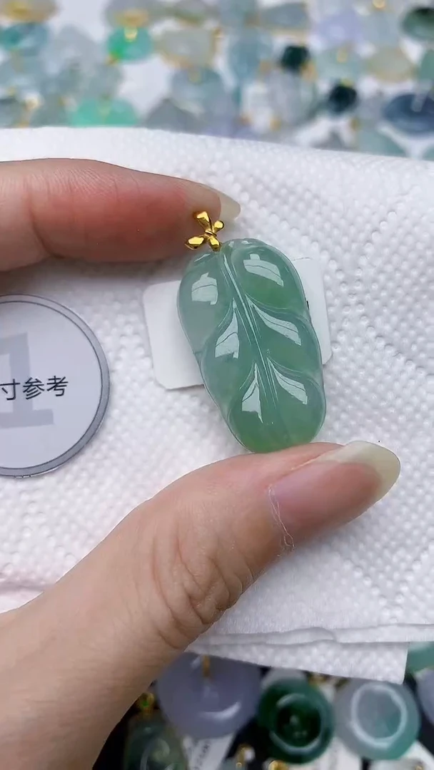 颈饰18K金镶嵌翡翠天然A货翡翠