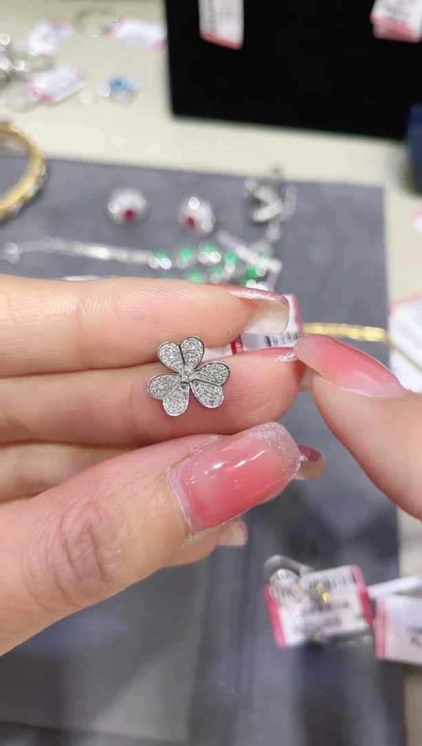 18K金镶嵌钻石吊坠三叶草