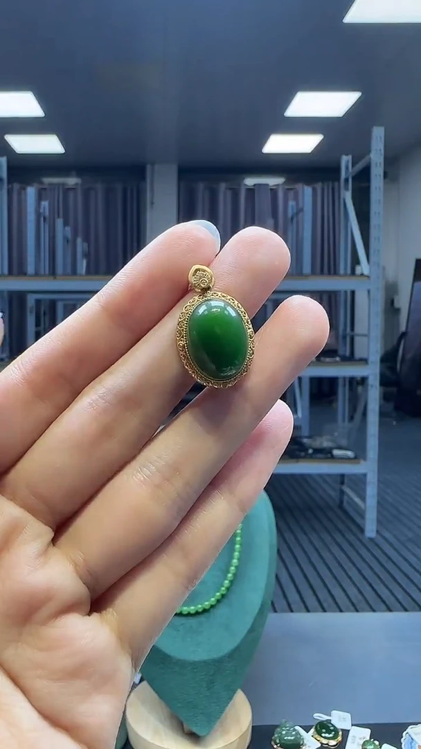 18K金镶嵌和田玉挂件1