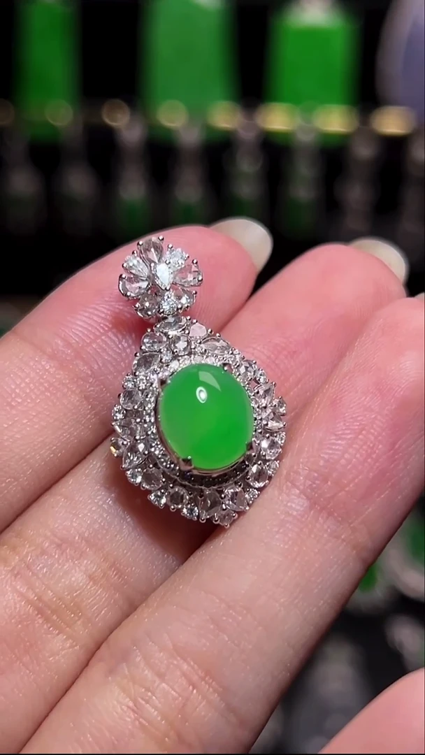 颈饰18K金镶嵌翡翠吊坠