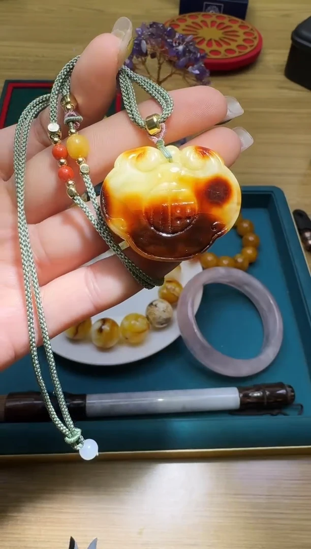 琥珀吊坠(赠链)未镶嵌多样性发一件 431