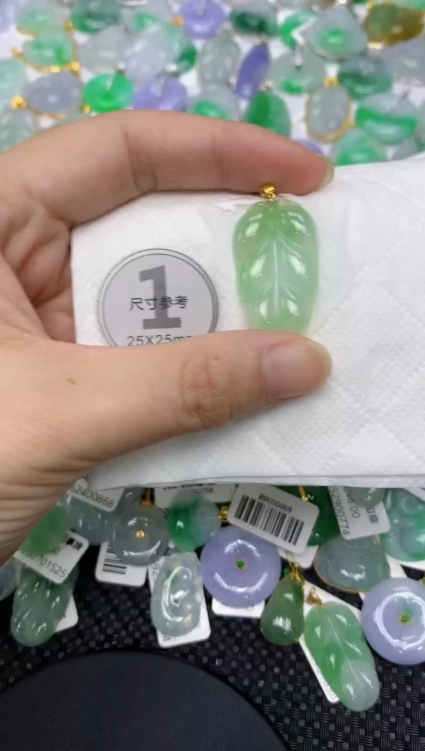 翡翠18K金镶嵌颈饰111111111