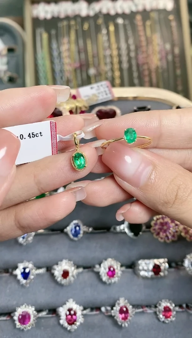 一套18K金镶嵌祖母绿一套