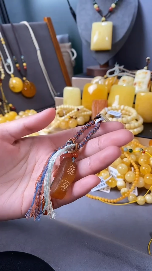 裸石琥珀未镶嵌钥匙挂