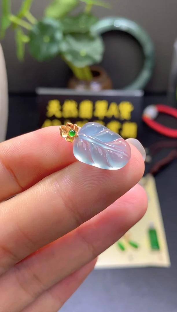 翡翠18K金镶嵌颈饰翡翠吊坠