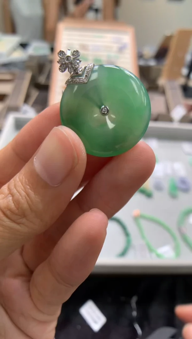 颈饰18K金镶嵌翡翠平安扣