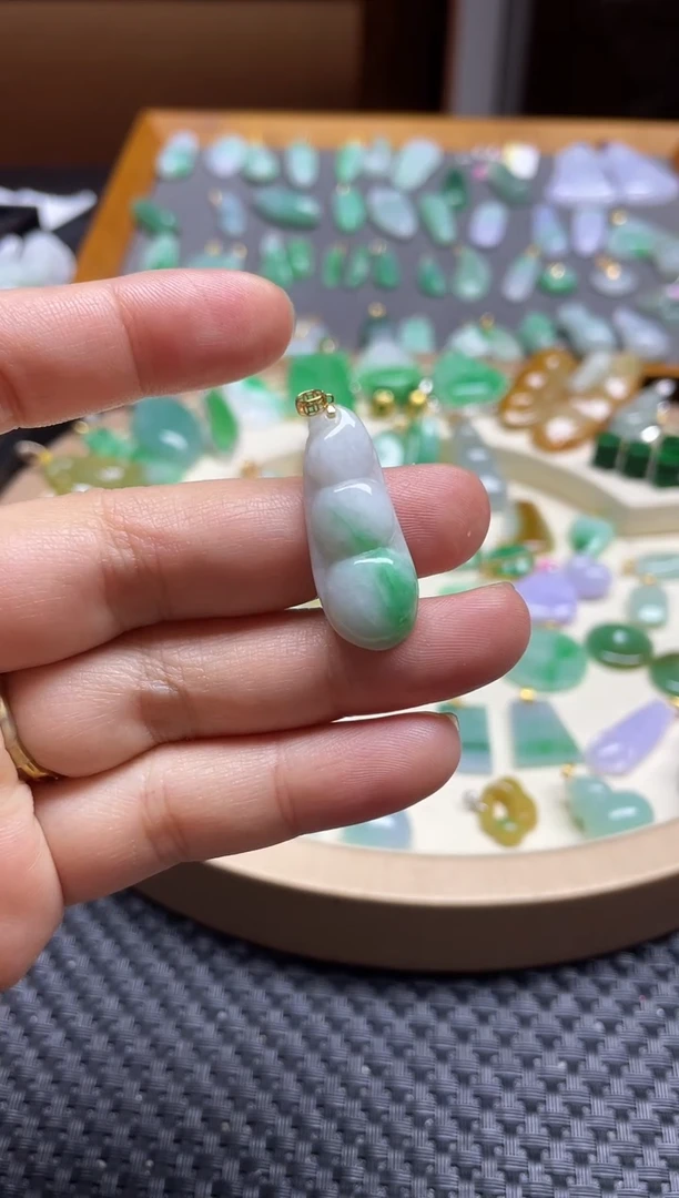 【闪购商品】翡翠颈饰18K金镶嵌福豆