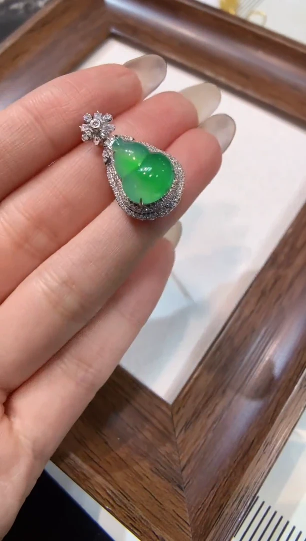 颈饰18K金镶嵌翡翠葫芦