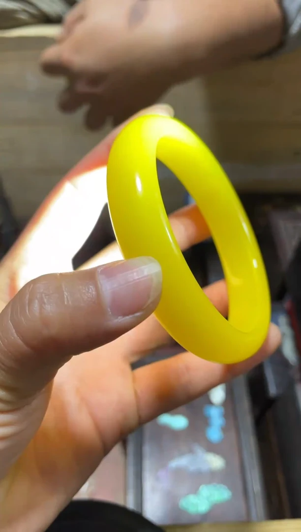 和田玉未镶嵌颈饰黄钰手镯1件