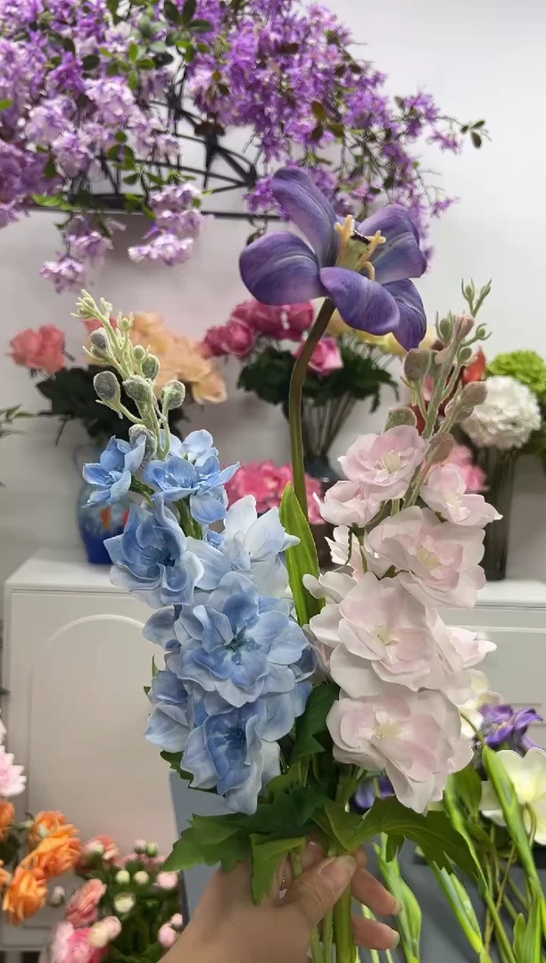 春*1蓝1粉飞燕+1枝紫色布朗尼