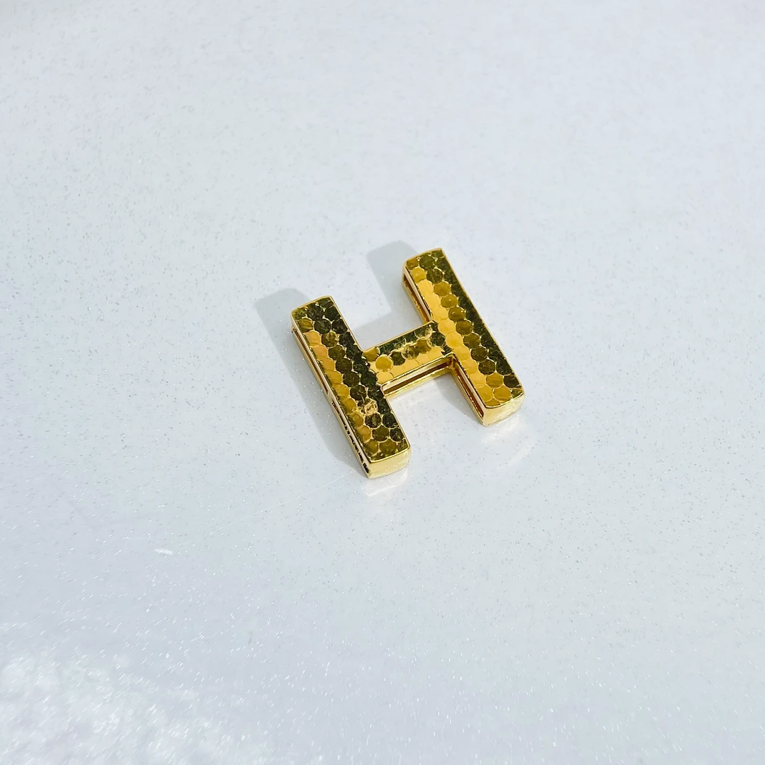 足金999黄金首饰 鱼鳞字母H吊坠